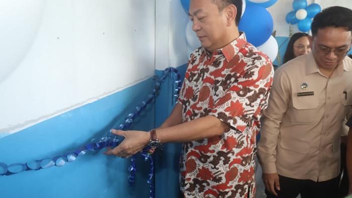 PERESMIAN - Wali Kota Tomohon Caroll J. A. Senduk meresmikan kantor dapur operasional Satuan Pelayanan Pemenuhan Gizi (SPPG) Kakaskasen Satu, Kecamatan Tomohon Utara, Kamis (6/11/2025). Peresmian diawali dengan ibadah yang dipimpin oleh Pdt. Edward Timbuleng, kemudian gunting pita oleh Wali Kota Caroll Senduk.