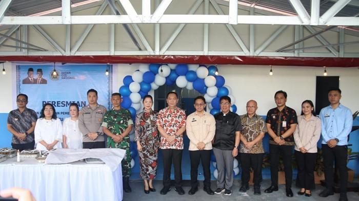PERESMIAN - Wali Kota Tomohon Caroll J. A. Senduk meresmikan kantor dapur operasional Satuan Pelayanan Pemenuhan Gizi (SPPG) Kakaskasen Satu, Kecamatan Tomohon Utara, Kamis (6/11/2025). Turut hadir Ketua TP-PKK Kota Tomohon drg. Jeand’arc Senduk-Karundeng, serta jajaran pemerintah dan unsur Forkopimda.