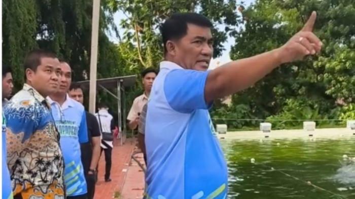 PERINTAH: Gubernur Sulawesi Utara, Mayjen TNI (Purn) Yulius Selvanus Komaling (YSK), turun langsung meninjau kondisi kolam renang milik Komite Olahraga Nasional Indonesia (KONI) Sulut di Manado, Jumat (10/10/2025).