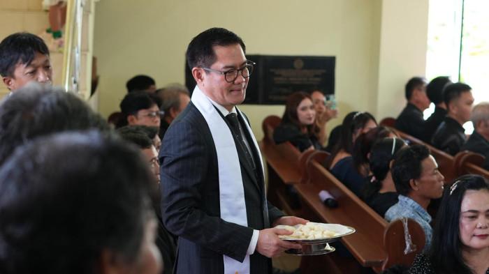 PERJAMUAN - Bupati Minut Pnt Dr Joune Ganda melaksanakan tugas pelayanan di ibadah perjamuan kudus jumat agung jemaat GMIM Immanuel Kaima.