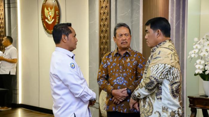 PERTEMUAN - Gubernur Sulawesi Utara Mayjen TNI (Purn) Yulius Selvanus Komaling melakukan pertemuan dengan Menteri Kelautan dan Perikanan RI beserta jajaran pejabat eselon I Kementerian Kelautan dan Perikanan (KKP), Senin (3/11/2025).