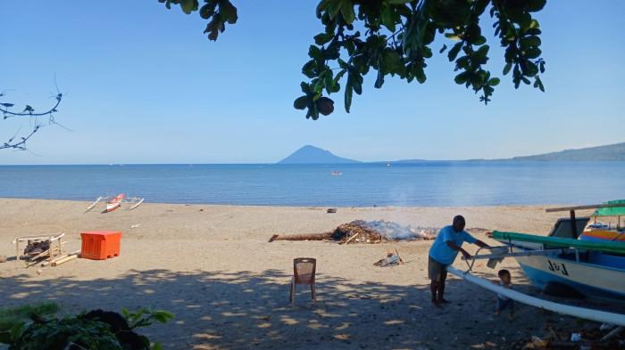 PESISIR MANADO - Suasana di pesisir Manado, Sulawesi Utara, Senin (8/6/2026). Warga beraktivitas seperti biasa pascagempa Magnitudo 7,7.