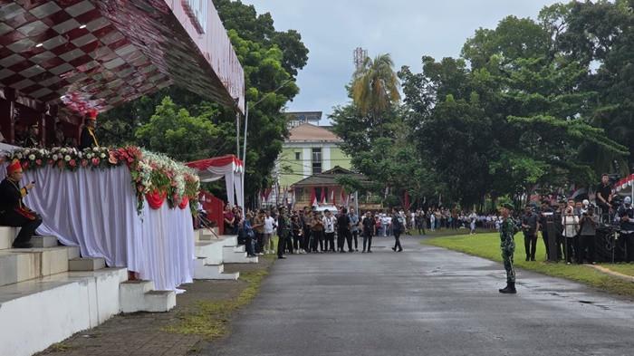 PIMPIN UPACARA - Gubernur Sulawesi Utara Yulius Selvanus Komaling dsg