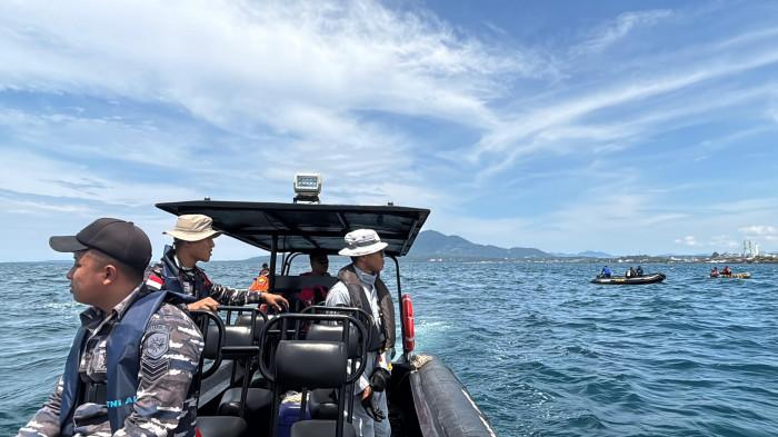 PROSES EVAKUASI - Potret evakuasi pemuda yang tewas setelah alami insiden ketika bermain Jet Ski di perairan teluk Manado, diabadikan oleh lensa Koaderal VIII Manado. Dua pemuda tersebut alami insiden ketika bermain Jet Ski, di perairan Teluk Manado Provinsi Sulawesi Utara, Senin (3/11/2025).