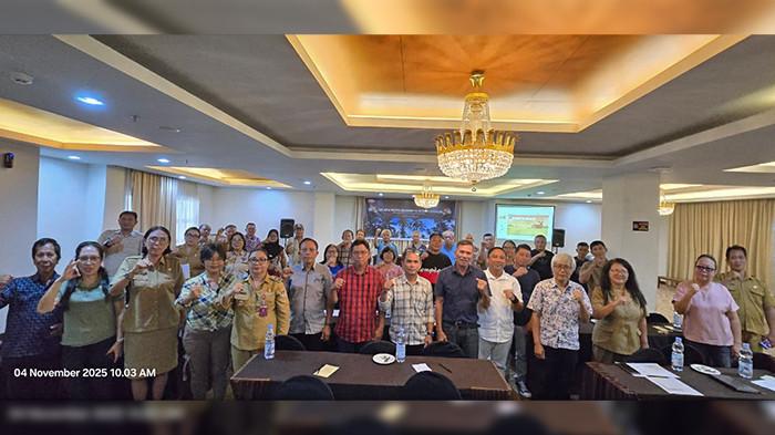 PELATIHAN - Foto bersama usai pelatihan. PT Sasa Inti kembali menggelar pelatihan bagi petani. Kegiatan digelar di Hotel Sutan Raja Amurang, Minsel, Sulut, Selasa (4/11/2025). Program Pemberdayaan Petani Kelapa di Kabupaten Minahasa Selatan, (Minsel), Provinsi Sulawesi Utara (Sulut). 