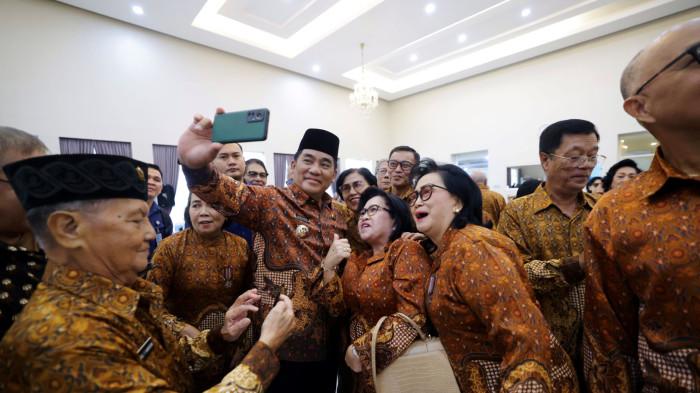 LANTIK: Gubernur Sulawesi Utara Yulius Selvanus Komaling (YSK) melantik pengurus Persatuan Wredatama Republik Indonesia (PWRI) dalam sebuah acara yang digelar di Wisma Negara Bumi Beringin, Manado, Jumat siang (6/3/2026). Sebut keberadaan PWRI memiliki peran penting dalam pembangunan daerah.