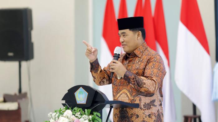 LANTIK: Gubernur Sulawesi Utara Yulius Selvanus Komaling (YSK) melantik pengurus Persatuan Wredatama Republik Indonesia (PWRI) dalam sebuah acara yang digelar di Wisma Negara Bumi Beringin, Manado, Jumat siang (6/3/2026). Sebut keberadaan PWRI memiliki peran penting dalam pembangunan daerah.