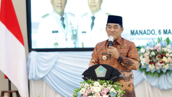 LANTIK: Gubernur Sulawesi Utara Yulius Selvanus Komaling (YSK) melantik pengurus Persatuan Wredatama Republik Indonesia (PWRI) dalam sebuah acara yang digelar di Wisma Negara Bumi Beringin, Manado, Jumat siang (6/3/2026). Sebut keberadaan PWRI memiliki peran penting dalam pembangunan daerah.