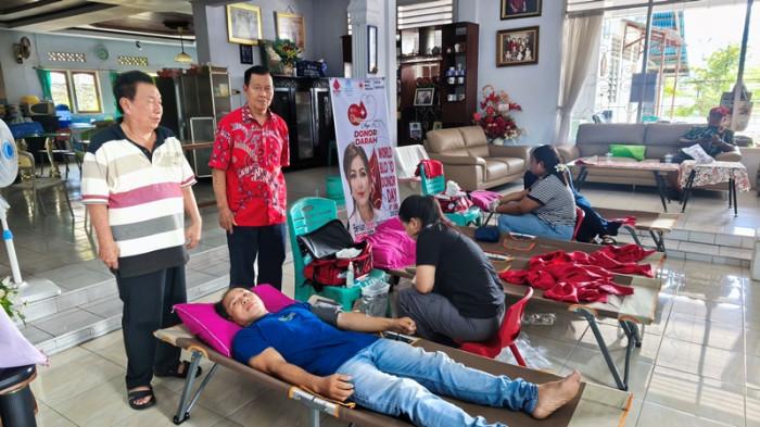 DONOR DARAH - Paguyuban Sosial Marga Tionghoa Indonesia (PSMTI) Sulawesi Utara gelar kegiatan donor darah di Kediaman Paulus, Kecamatan Tikala, Kota Manado, Sabtu (15/11/2025).