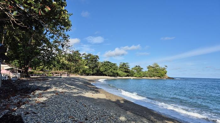Pantai Dami, Desa Kombot, Kecamatan Pinolosian Bolaang Mongondow Selatan, Sulut. Pantai Dami salah satu pantai yang wajib dikunjungi saat berkunjung ke Kabupaten Bolsel.