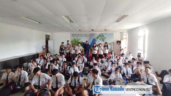 Para siswa dan guru SMP Kristen John Lim berkunjung ke Kantor Tribun Manado