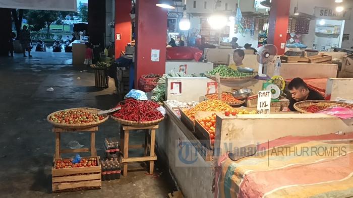 Suasana di Pasar Bersehati Manado, Minggu (15/3/2026). Tampak ramai kendati hari sudah sore. Lapak masih buka. 