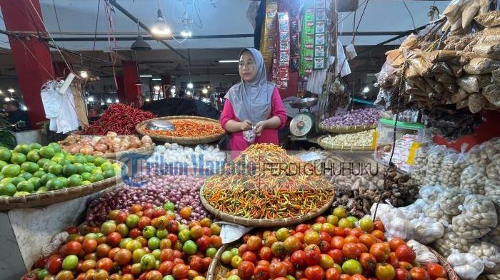 HARGA - Pedagang cabai rawit di Pasar Bersehati Manado Sulawesi Utara. Hari ini Sabtu (21/2/2026). Harga rica di Manado turun sedikit