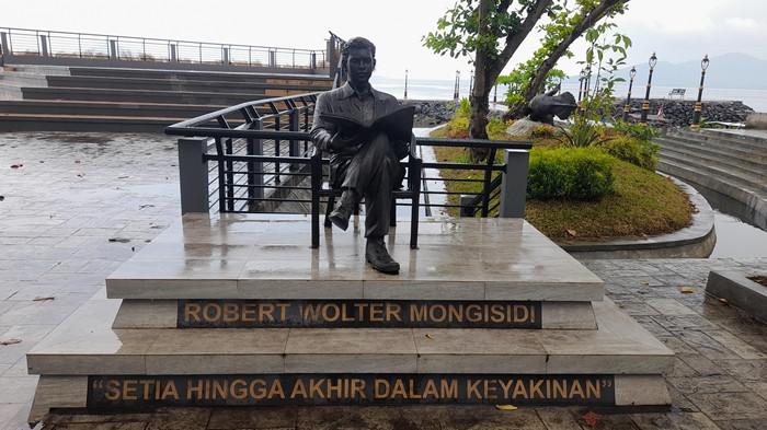 MBW II - Patung Pahlawan Nasional asal Sulut Robert Wolter Mongisidi di Kawasan Malalayang Beach Walk (MBW) II di Kelurahan Malalayang, Kecamatan Malalayang, Kota Manado, Provinsi Sulawesi Utara (Sulut). Nama dan tulisan frasa 
