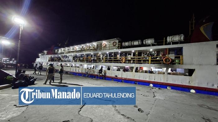 KAPAL - Aktivitas di Pelabuhan Nusantara Tahuna, Kabupaten Kepulauan Sangihe, Sulawesi Utara, meningkat signifikan menjelang Natal 2025. KM Barcelona II berangkat bawa 405 penumpang dari Sangihe menuju Manado.