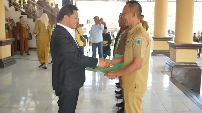 Pelantikan ini dilaksanakan di pelataran Kantor Bupati Bolmong dan berjalan dengan khidmat