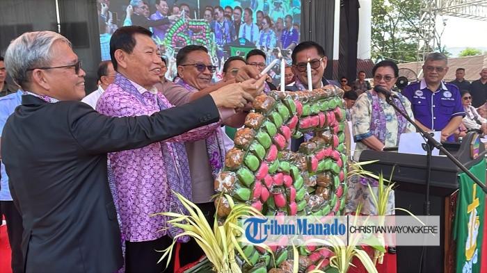 SEREMONI - Pemasangan lilin dalam rangkaian acara HUT PKB Sinode GMIM ke 63 di Kabupaten Minahasa Utara, Sulut. Acara pembukaan HUT PKB Sinode GMIM berlangsung di kompleks perkantoran Pemkab Minut, Jumat (17/10/2025).