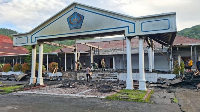 Pembersihan di lokasi kebakaran di rumah jabatan bupati sangihe.