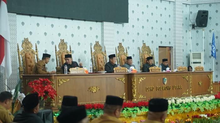 AJUKAN - Pemerintah Kabupaten Bolaang Mongondow Utara (Pemkab Boltara) menyampaikan 14 rancangan peraturan daerah (Ranperda) ke DPRD Boltara sebagai penguatan regulasi daerah. Ranperda tersebut disampaikan Bupati Boltara Sirajudin Lasena pada saat rapat paripurna yang dilaksanakan di Kantor DPRD Boltara, Desa Boroko, Kecamatan Kaidipang, Senin (15/06/2026).
