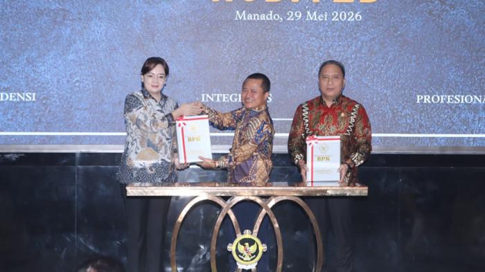 HADIR - Pemerintah Kota Tomohon meraih opini Wajar Tanpa Pengecualian (WTP) dari BPK-RI atas Laporan Keuangan Pemerintah Daerah (LKPD) Tahun Anggaran 2024. Penyerahan Laporan Hasil Pemeriksaan (LHP) terhadap LKPD Tahun Anggaran 2024 Kabupaten/Kota se-Provinsi Sulawesi Utara dilaksanakan di Kantor BPK-RI Perwakilan Sulawesi Utara, Jumat (29/5/2026).