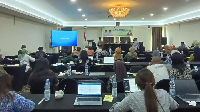 RAKOR: Wakil Bupati Dony Lumenta saat memberikan arahan dalam rakor pencegahan dan penurunan angka stunting Tahun 2025 Kamis (11/12/2025). Dony Lumenta mengatakan bahwa kegiatan ini penting dilakukan untuk penanganan sekaligus pencegahan dalam menurunkan angka stunting di daerah.