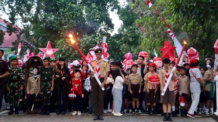 PAWAI OBOR - Pemkab Minahasa menggelar Upacara Taptu dan Pawai Obor dalam rangka memperingati HUT ke-80 Proklamasi Kemerdekaan Republik Indonesia, Sabtu (16/8/2025).