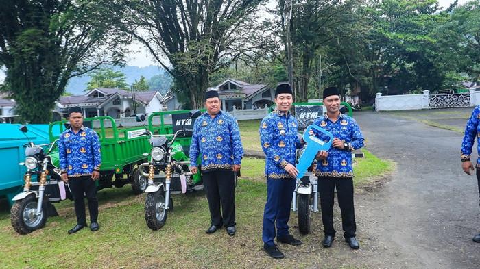 SERAHKAN: Pemkab Sangihe kembali memperkuat layanan kebersihan dan infrastruktur daerah. Dinas Lingkungan Hidup (DLH) resmi menerima dua unit dump truk, satu kontainer sampah, serta tiga motor pengangkut sampah yang diserahkan langsung oleh Bupati Kepulauan Sangihe Michael Thungari, Senin (1/12/2025).