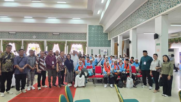 HAJI 2026 - Pemkot Manado melalui melalui Presidium BKSAUA menyambut kedatangan 127 Jemaah Haji asal Kota Manado di embarkasi haji Balikpapan, Sabtu (2/5/2026) sekira pukul 12.30.