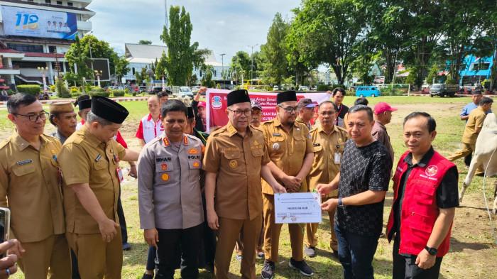 IDUL ADHA - Pemkot Manado menyerahkan bantuan hewan kurban jelang hari raya Idul Adha dalam seremoni di lapangan Sparta Tikala Manado, provinsi Sulut, Senin (25/5/2026).