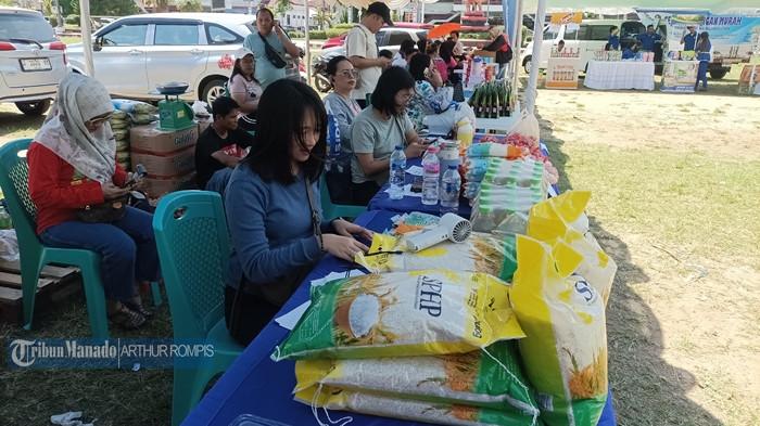 PASAR MURAH - Pemprov Sulut gelar pasar murah di Lapangan Sparta Tikala, kota Manado, Sulut, Selasa (21/4/2026). Bapok yang dijual, seperti beras, bahan dapur hingga daging. Daftar harga bapok pun telah dirinci.
