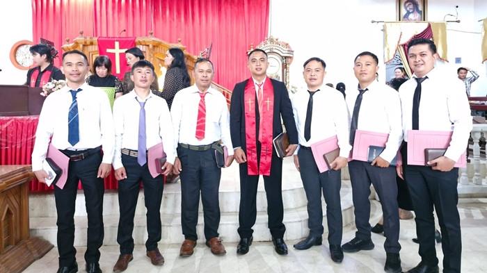 PENATUA - Penatua Rendra Wuri bersama pengurus PKB GMIBM Imanuel Sinsingon tahun pelayanan 2025-2030 setelah diteguhkan.