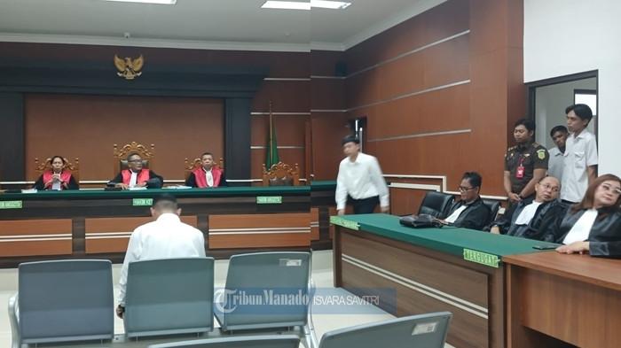 SIDANG PUTUSAN - Pengadilan Negeri Manado menggelar sidang putusan kasus pembunuhan Alberto Benedict Joel Tanos, Senin (4/5/2026). Terdakwa Ervannasio Deferde Siging dihukum penjara seumur hidup. Sementara Abdul Muchlis Rawasi alias Alo diganjar kurungan penjara 7 tahun.