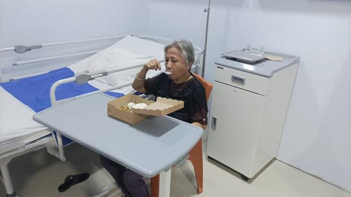 KORBAN - Penghuni Panti Werda Damai dirawat di RSUD Manado. Para lansia korban kebakaran Panti Werdha Damai di Kelurahan Ranomuut, Kecamatan Paal Dua, Kota Manado, Sulawesi Utara (Sulut), yang selamat mengalami gangguan tidur.