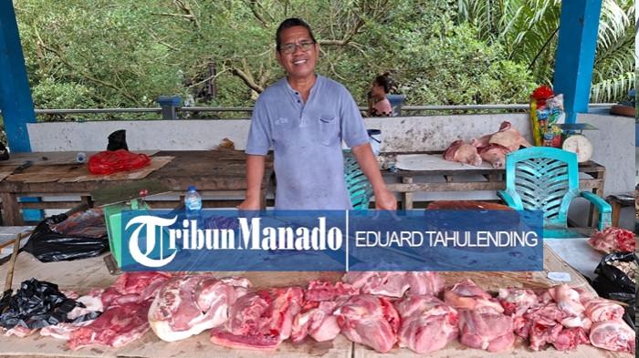 JUAL BABI - Penjual Daging Babi di Pasar Towo'e Kabupaten Kepulauan Sangihe, Sulut Senin (1/12/2025).