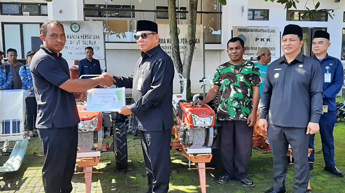 Penyerahan bantuan alat dan mesin pertanian atau alsintan dari Pemkab Bolmong. Foto 1