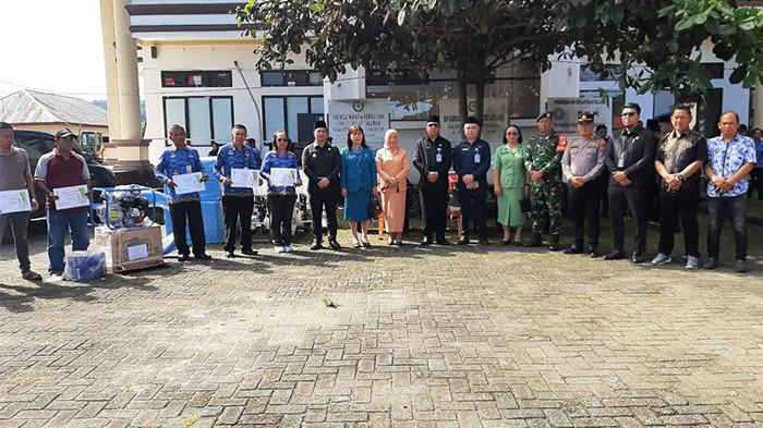 Penyerahan bantuan alat dan mesin pertanian atau alsintan dari Pemkab Bolmong. Foto 2