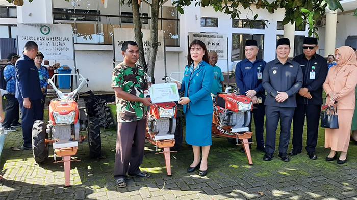 Penyerahan bantuan alat dan mesin pertanian atau alsintan dari Pemkab Bolmong. Foto 3