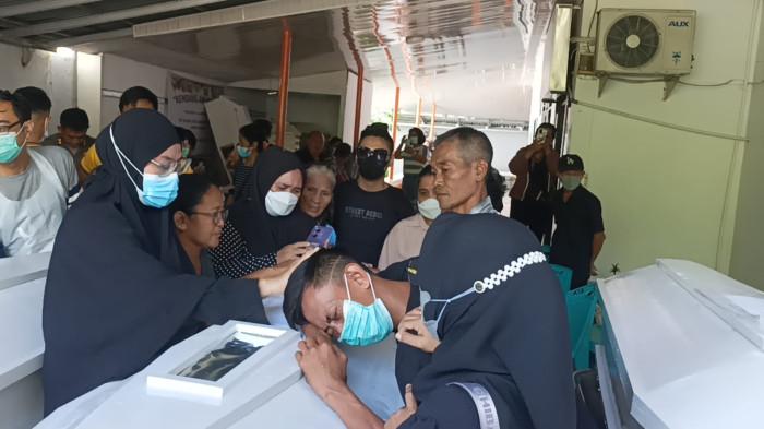 KORBAN KEBAKARAN - Penyerahan jenazah kepada pihak keluarga berlangsung di ruang jenazah RS Bhayangkara Manado di Kelurahan Karombasan Utara, Kecamatan Wanea, kota Manado, provinsi Sulut, Jumat (9/1/2026).
