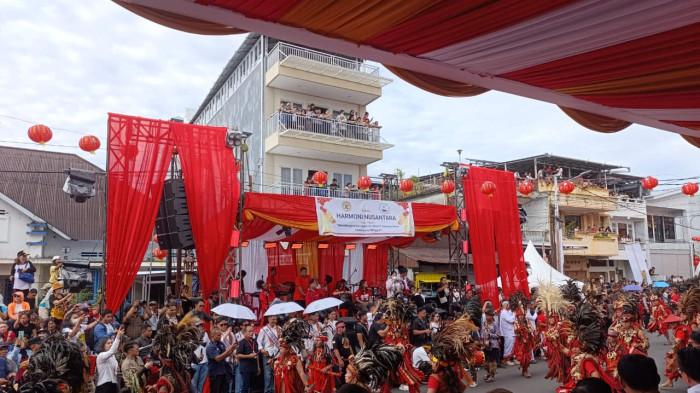 MERIAH - Perayaan Cap Go Meh (Goan Siau) 2577 Kongzili di Manado berlangsung meriah, Selasa 3 Maret 2026. Perayaan ini turut diwarnai atraksi budaya seperti Musik Bambu dan Kabasaran.