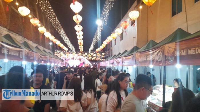 MOON CAKE - Perayaan Festival Moon Cake di Klenteng Ban Hin Kiong, Kelurahan Calaca, Kecamatan Wenang, Kota Manado, Provinsi Sulawesi Utara, berlangsung meriah pada Minggu (5/10/2025) malam. Pengunjung tampak membludak.