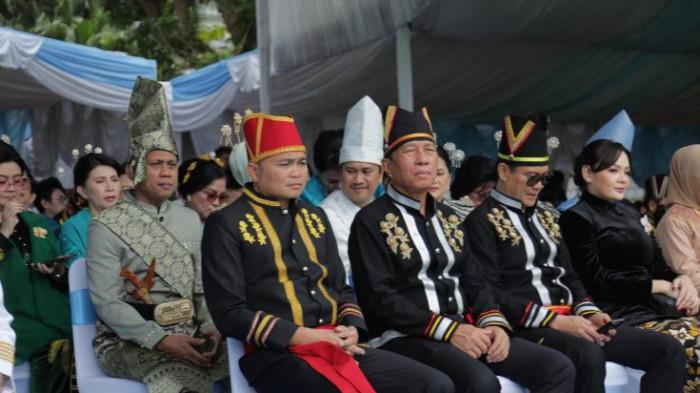 Wali Kota dan Wawali Kotamobagu Tampil Memukau dengan Busana Adat Mongondow di HUT ke-61 Sulut