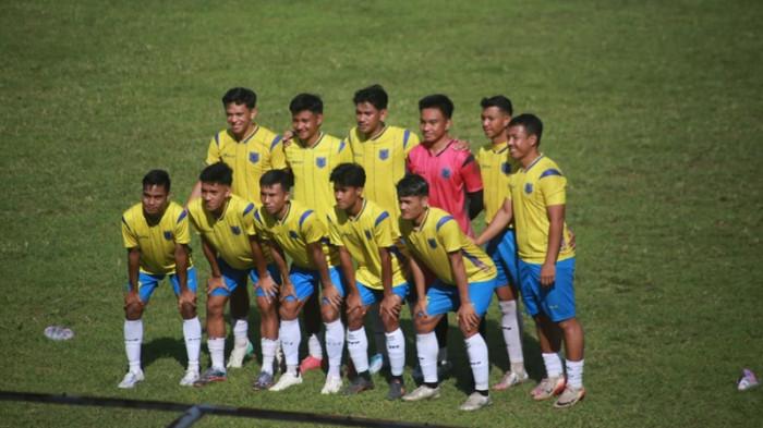 PERSMA MANADO - Klub Persma Manado bermain imbang tanpa gol melawan KJS XIII/Merdeka di Stadion Klabat Manado, Sabtu (10/1/2026). Laga persahabatan ini berlangsung sengit dan menarik perhatian para penonton yang hadir memadati tribun Stadion Klabat Manado.