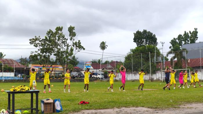 SEMANGAT: Persma Manado mengadakan latihan persiapan menghadapi Persikokot Kotamobagu pada Kamis (18/12/2025).