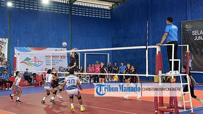 PERTANDINGAN VOLI - Pertandingan Caobr Bola Voli Porprov Sulut 2025 kategori tim putri antara Minut vs Sangihe di di GOR Bright Jos Elektrik Sulut di Kecamatan Mapanget Manado, Kota Manado, Selasa (18/11/2025). Hasilnya, Tim Voli Putri Minut lolos ke semi final setelah menang Comeback 3-1 atas Sangihe.