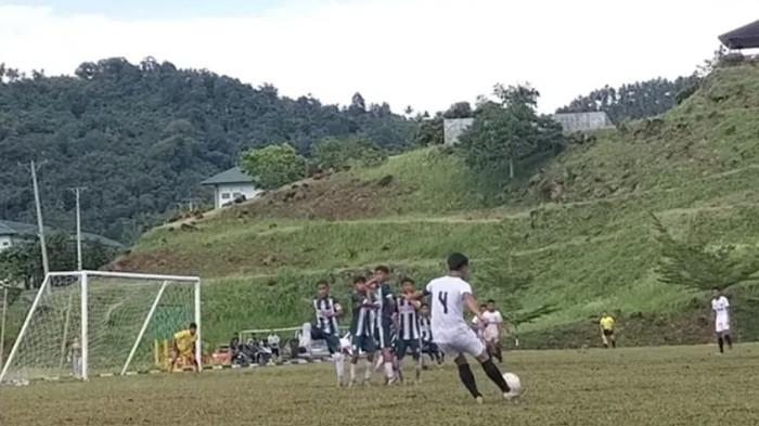 SEPAK BOLA - Pertandingan cabor sepak bola Porprov Sulut 2025 antara Kabupaten Sangihe vs Boltara, Minggu (16/11/2025). Skor akhir 3 - 2, kemenangan bagi Tim Sangihe.