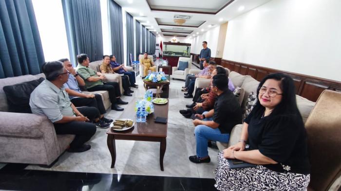 Pertemuan dihadiri para Asisten I, II dan III Setdaprov Sulut serta seluruh kepala dinas Pemprov