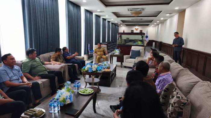 Pertemuan tersebut dihadiri para Asisten I, II dan III Setdaprov Sulut serta seluruh kepala dinas