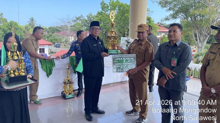 Piala diserahkan Sekda Bolmong Abdullah Mokoginta.