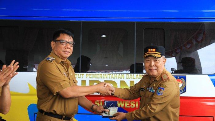 Pj Wali Kota Kotamobagu Abdullah Mokoginta Serahkan Satu Unit Bus Bantuan untuk IPDN Sulut