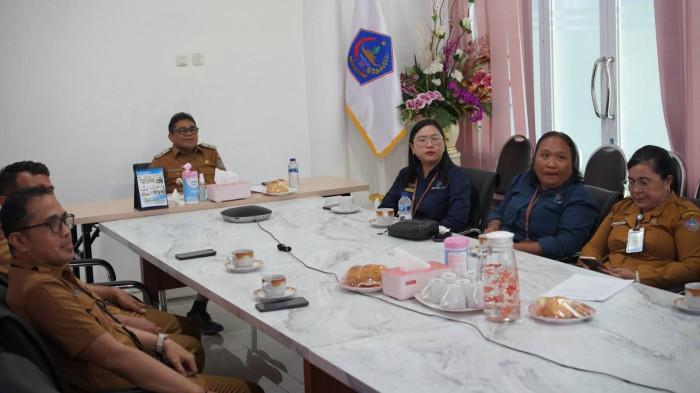 Plt Bupati Sitaro Heronimus Makainas, SE, MM, mengikuti Rapat